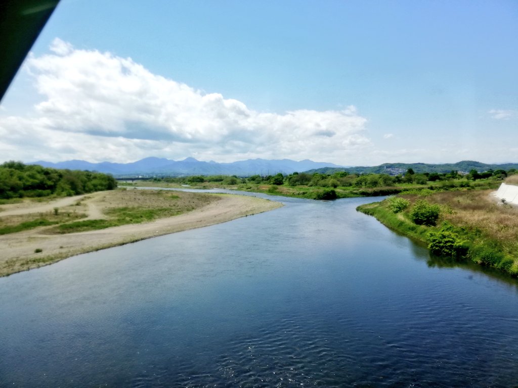 oyu_1661_spring's tweet photo. 澄みわたる 空のうつり様を
かえす還す 光のつぶと線。
烏川へ鏑川が合流する西上州・八高線から
#gw #gooday #localtrip #gunma https://t.co/Zptt5G5NoQ