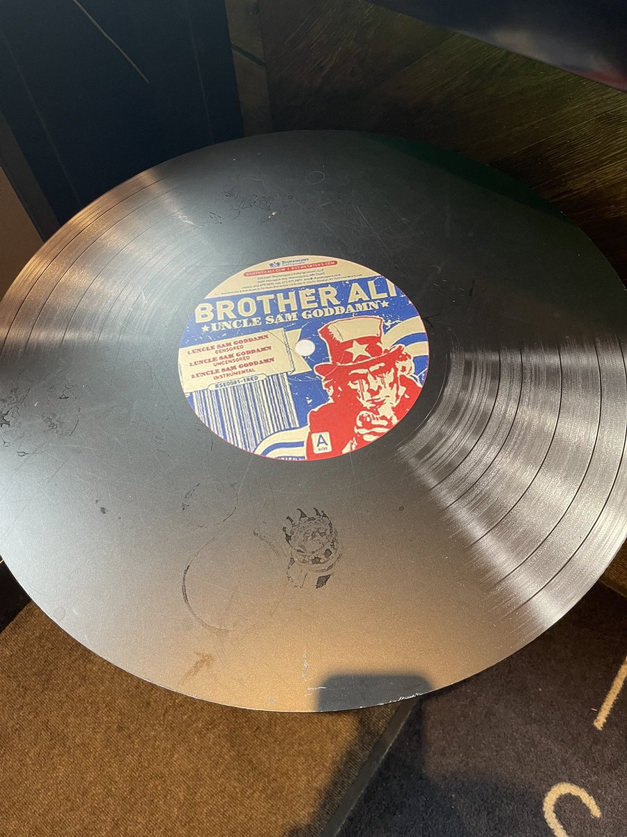 Timotheus50's tweet image. First time in Minneapolis for the Craft Brewers Conference. My hotel room right on Lake St in Uptown came with a complimentary Stratocaster and amp.