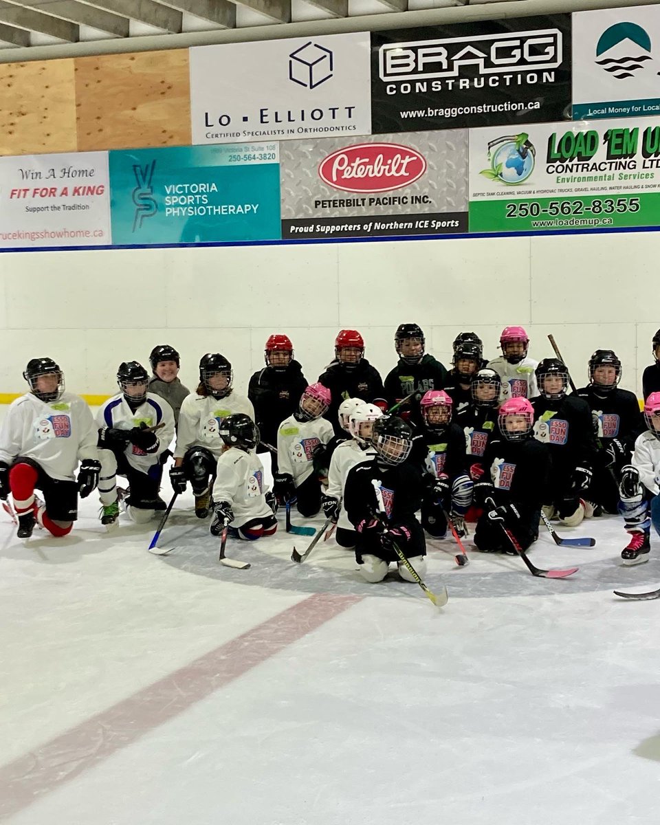 NCapitals_aaa's tweet photo. Northern Capitals players: Knyla Evans, Abby Bryant & Lindsey Goncalves spent time giving back by helping out with Esso Fun Days this last weekend! 💪🏻
#defendthenorth #capitalshockey #essofundays #givingback https://t.co/2xEhhdvQDv