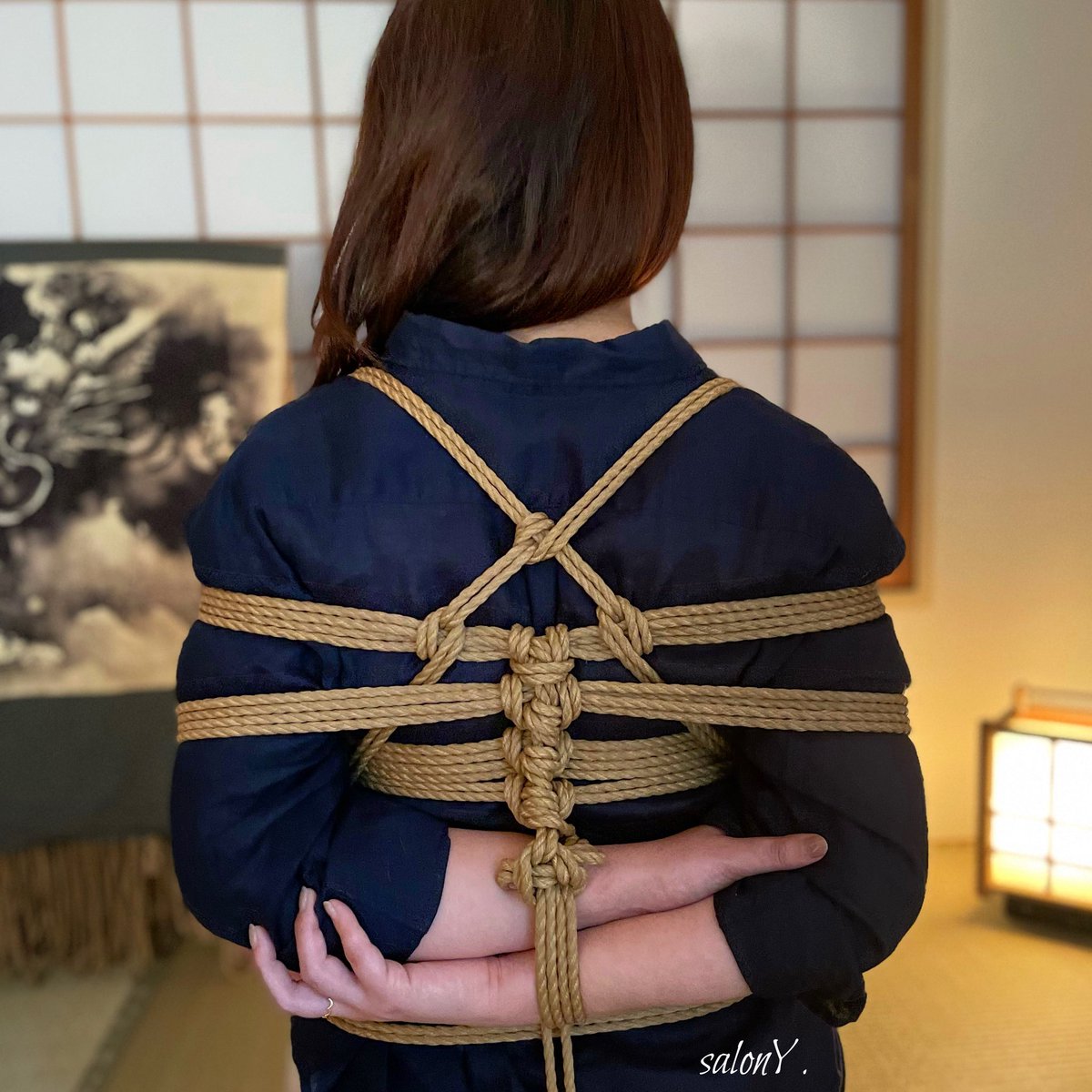 salonY__'s tweet photo. 喜多川氏の長きにわたる試行により現在最良と思われる後手。上、下、閂それぞれ軸となる縄への3点留めによりしっかり拘束され、そのシンプルかつ独特な仕上がりは機能美さえ感じさせます。 https://t.co/SgBI1nr9Am