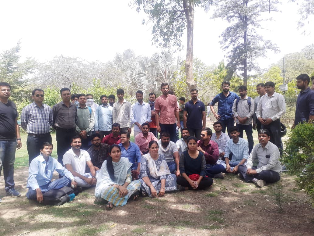 Ujjwal4Dholpur's tweet photo. #APRO भर्ती में पद बढाने को लेकर बेरोज़गारों ने ठाना की पद बढवाकर ही मानेंगे, पहले हम सभी शांतिपूर्ण तरीके से सरकार के सामने अपनी बात रखेंगे !
@ashokgehlot51 @AshokChandnaINC @RajGovOfficial
@TheUpenYadav
#APRO_पद_बढ़ाओ #APRO_के_पद_बढाओ https://t.co/bdc9WGE3ra