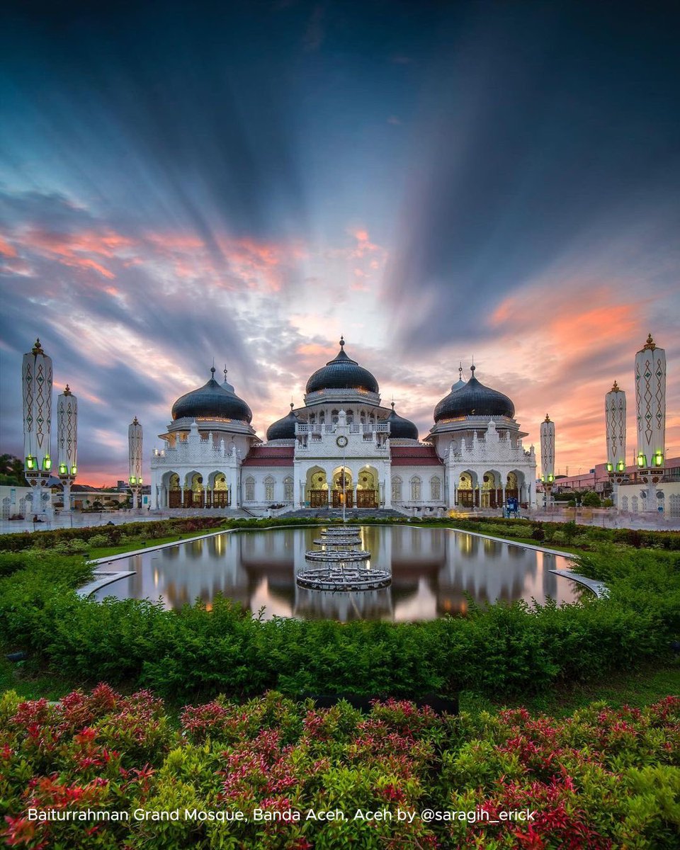 wonderfulid's tweet photo. In welcoming this #Eid moment, take a look at these several grand mosques in #Indonesia, which symbolize the utmost devotion of Moslem communities within the harmonious diversity.

📷: @tom_sikuncipas @novian_altelucav @alivikry @saragih_erick

#WonderfulIndonesia https://t.co/OlHYzVViqm