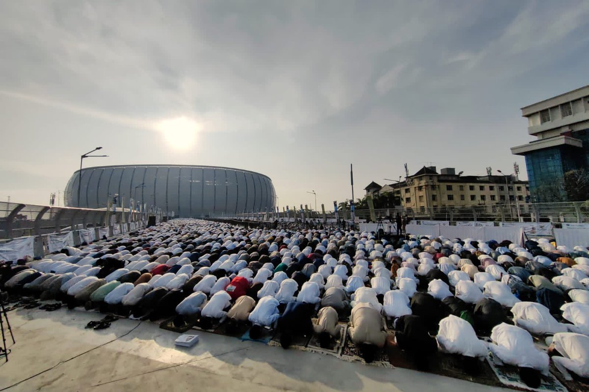 aniesbaswedan's tweet photo. Mengharukan!

Ribuan yang pagi ini bersujud di JIS, setiap kening yang menempel ke bumi, menunjukkan sebuah sikap berserah diri.

Insya Allah hari ini adalah penanda kemenangan, setelah menjalankan ibadah di Bulan Suci Ramadan.

Selamat Idulfitri 1443 H!

https://t.co/stY4aMhCiz https://t.co/98beG7Rqsl