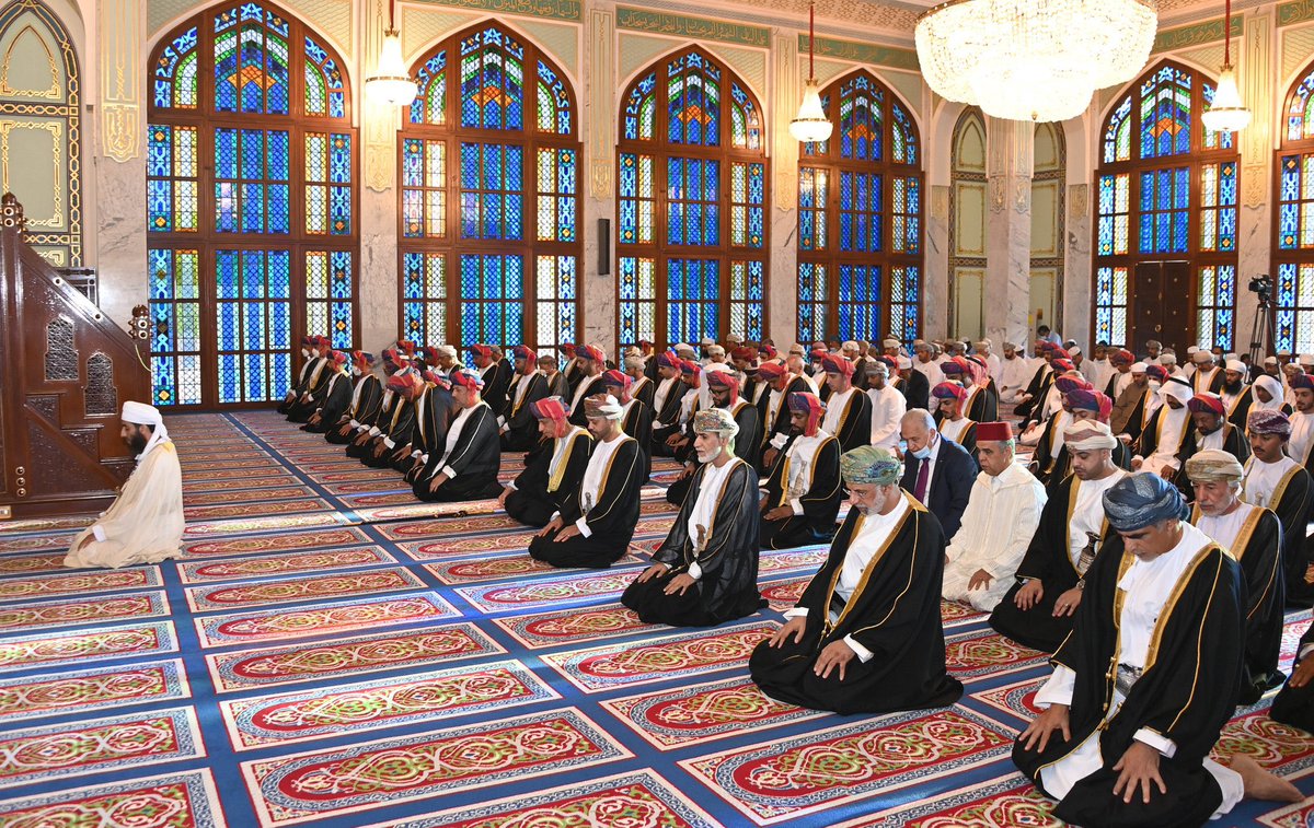 RoyalOmanFamily's tweet photo. صاحبُ السُّمو السّيد #فهد_بن_محمود آل سعيد نائبُ رئيس الوزراء لشؤون  مجلس الوزراء يؤدّي صلاة عيد الفطر المُبارك بمسجد الخور في مسقط. https://t.co/RQJEyS5hcf