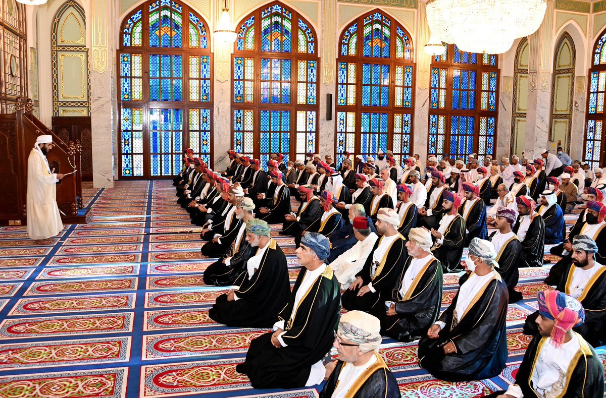 RoyalOmanFamily's tweet photo. صاحبُ السُّمو السّيد #فهد_بن_محمود آل سعيد نائبُ رئيس الوزراء لشؤون  مجلس الوزراء يؤدّي صلاة عيد الفطر المُبارك بمسجد الخور في مسقط. https://t.co/RQJEyS5hcf