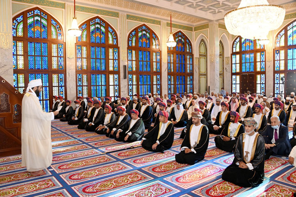 RoyalOmanFamily's tweet photo. صاحبُ السُّمو السّيد #فهد_بن_محمود آل سعيد نائبُ رئيس الوزراء لشؤون  مجلس الوزراء يؤدّي صلاة عيد الفطر المُبارك بمسجد الخور في مسقط. https://t.co/RQJEyS5hcf