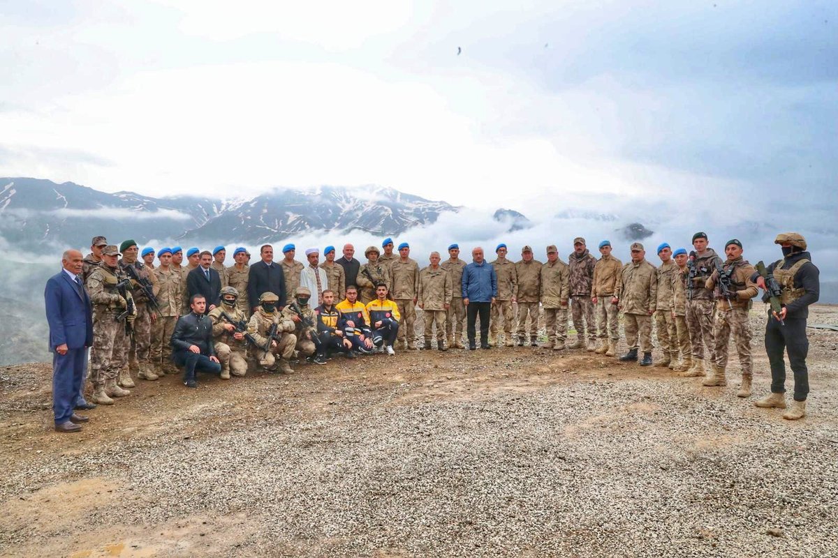 Bayram Namazımızı, Hakkari Şemdinli Zirvin Tepe Düz Tepe Üs Bölgesi'nde, kahramanlarımızla birlikte kıldık ve ardından bu ülkenin cesur evlatlarıyla, evlatlarımızla bayramlaştık...

Allah kabul etsin.
#RamazanBayramı’mız mübarek olsun