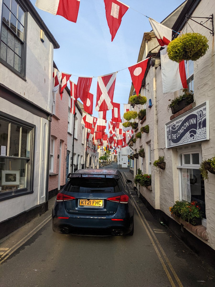 filhan05's tweet photo. Wishing all in #Padstow a fantastic #MayDay2022 #Cornwall #OssOss @LionPadstow https://t.co/t4lnk0Qh3c