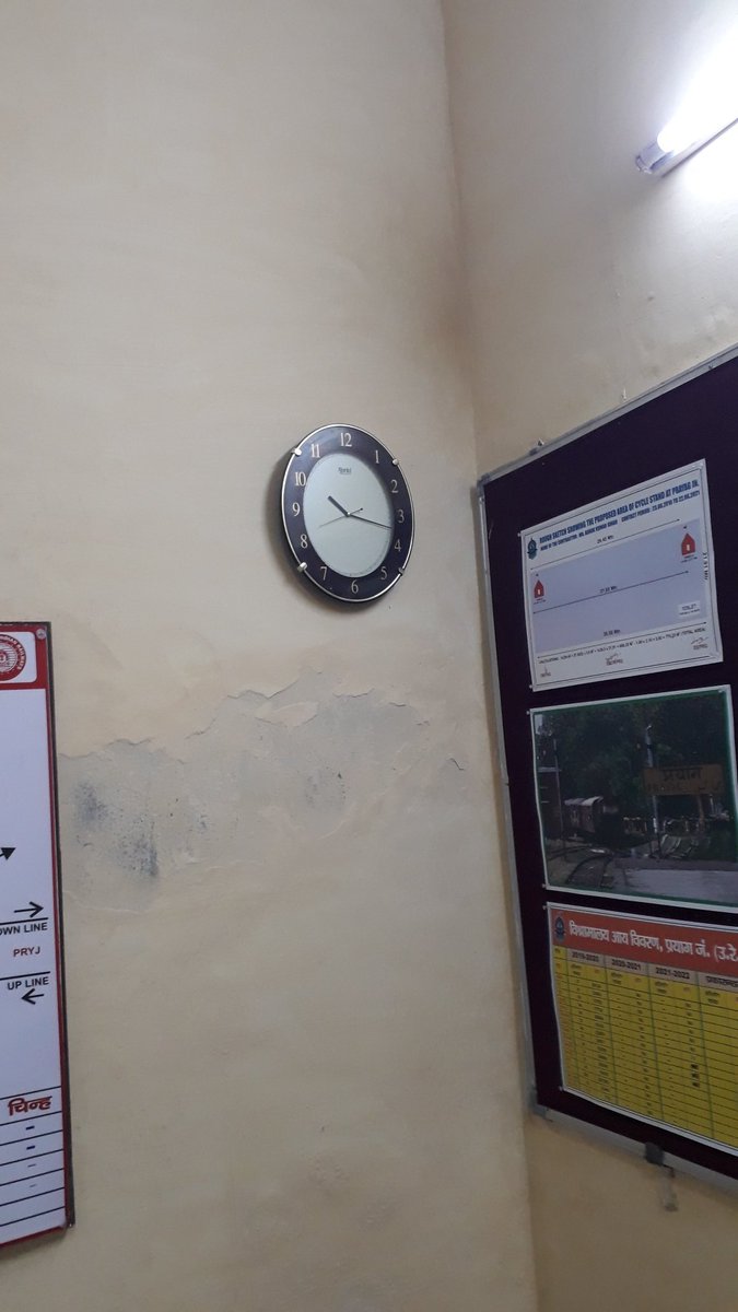 Mickey15038817's tweet photo. Honorable Railway Minister, the officers of your Prayagraj Division @ Prayag station are expressing their inability to come from their office hours. And here a ticket counter is running despite the crowd at the ticket counter.
#Railminister
#Ashwanivaishnaw
#DRMPRAYAGRAJ
# https://t.co/2LI2LMwBxA