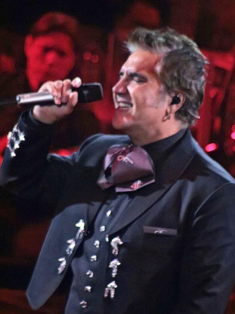 popermami's tweet photo. Y con estas maravillosas fotografías compArtidas por voces radio en Facebook de la presentación de @alexoficial en la FNSM damos la bienvenida a otra semana 
Que GUAPO.Y QUE VOZ
DTB #CABALLERO 
DESDE MALLORCA 💙 https://t.co/ncuhBfU56R