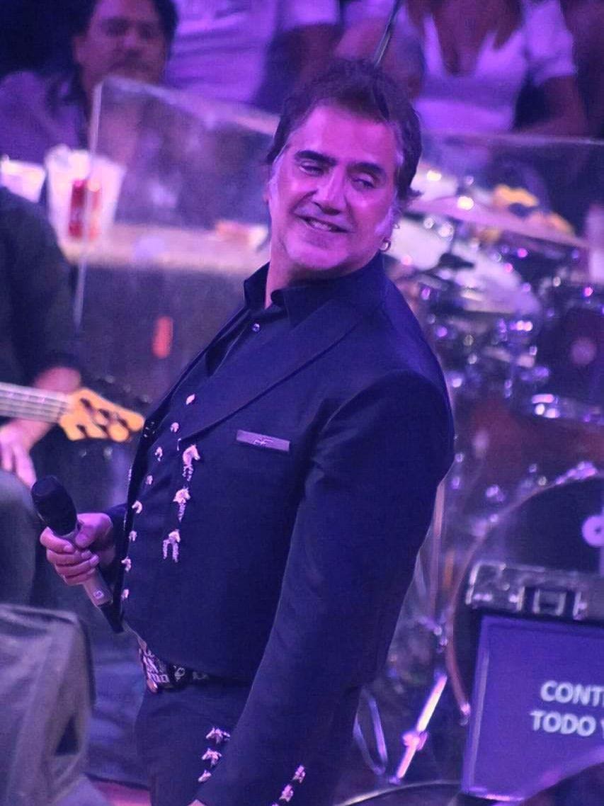 popermami's tweet photo. Y con estas maravillosas fotografías compArtidas por voces radio en Facebook de la presentación de @alexoficial en la FNSM damos la bienvenida a otra semana 
Que GUAPO.Y QUE VOZ
DTB #CABALLERO 
DESDE MALLORCA 💙 https://t.co/ncuhBfU56R