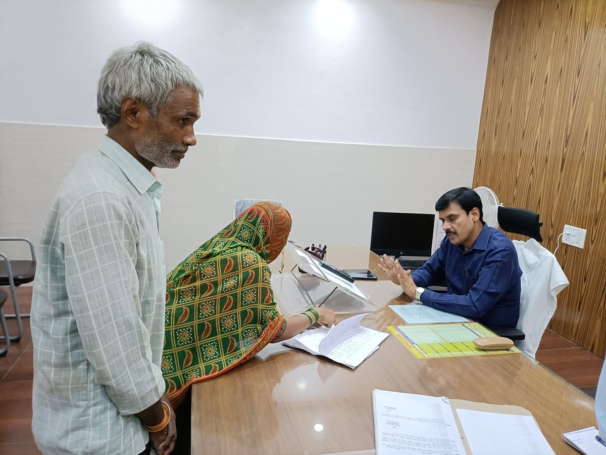 AdminGhazipur's tweet photo. जन सुनवाई कक्ष  में आये हुए आम जन मानस के शिकायतों की समस्याओँ को सुना और गुणवत्ता पूर्ण शीघ्र निस्तारण हेतु  सम्बंधित अधिकारिओं किया निर्देशित किया। @UPGovt  @CMOfficeUP https://t.co/aRqF4X6iza