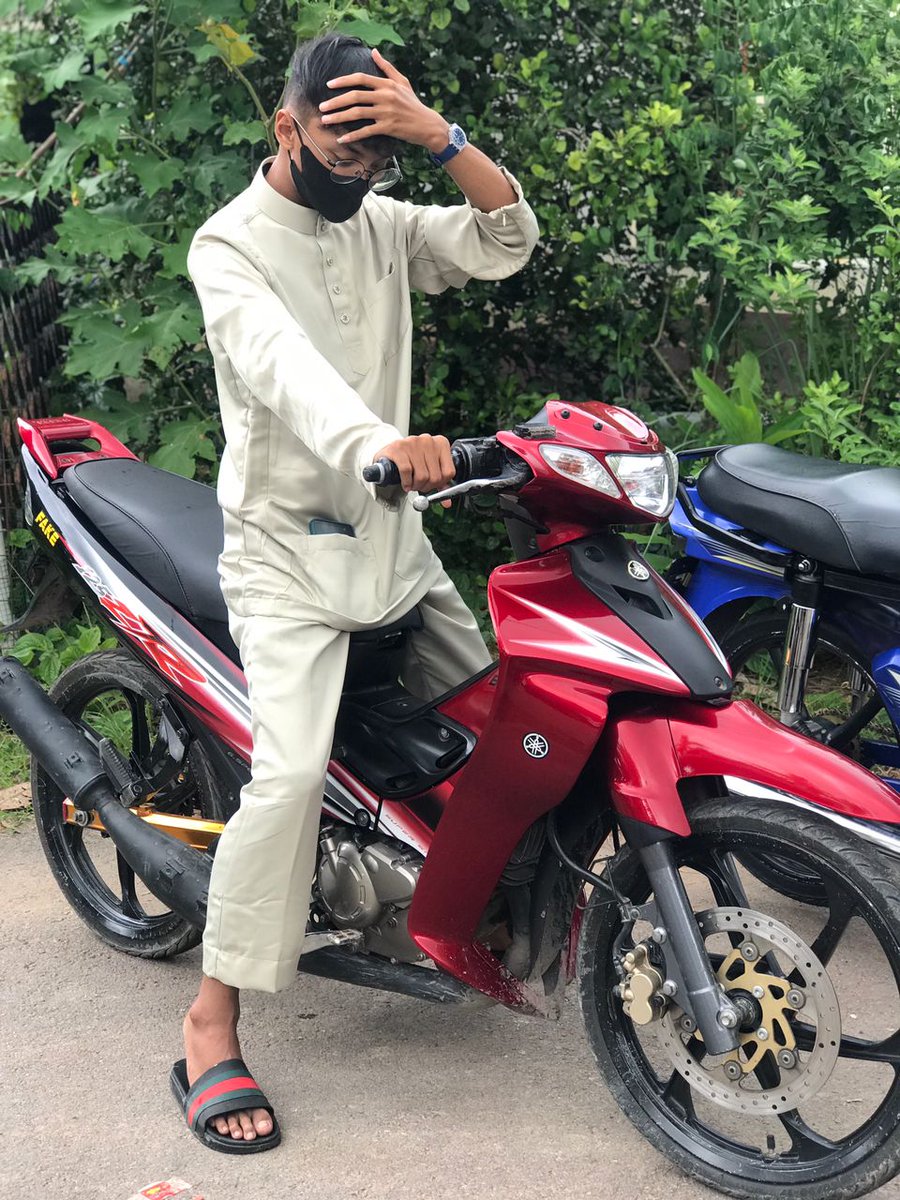 yourbabyboyy06's tweet photo. nak partner raya sorang erm 😕 btw selamat hari raya 💫💦. https://t.co/LVRcnQIvoW