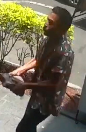 LaColoniaJuarez's tweet image. #SeBusca a este sujeto por presuntamente intentar asesinar a comensal de @Taquearte en @LaRomaDF. Al parecer el agresor es un indigente que consume drogas y acampa cerca de la Av. Álvaro Obregón, donde ya es común hallar a gente en situación de calle pidiendo dinero o viviendo.