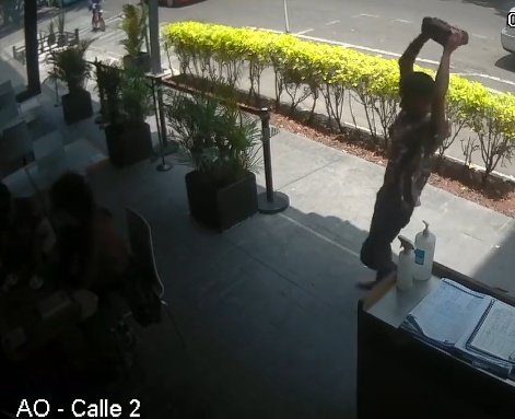 LaColoniaJuarez's tweet image. #SeBusca a este sujeto por presuntamente intentar asesinar a comensal de @Taquearte en @LaRomaDF. Al parecer el agresor es un indigente que consume drogas y acampa cerca de la Av. Álvaro Obregón, donde ya es común hallar a gente en situación de calle pidiendo dinero o viviendo.