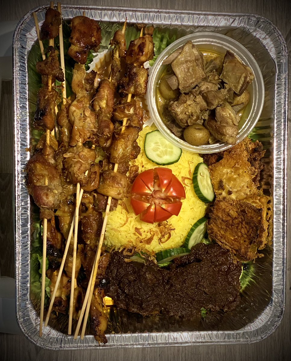 ryuchilla's tweet photo. Bagi bagi makanan Indonesia ke tetangga dan tmn dekat di Kanada, Selamat Hari Raya Idul Fitri 🙏 https://t.co/4VxU5eWXgR