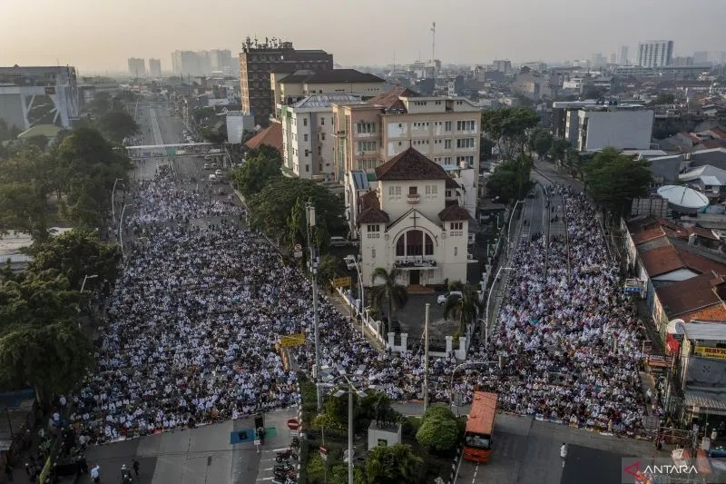 NephilaXmus's tweet photo. Ini sholat ied di Jartinegara. Mungkin ada yg menggelar sajadah di halaman gereja dan sekolah kristen.
Istiqlal ful, JIS full, jalanan ini full. Bukan berarti masjid2 kosong.

Credit foto: @antaranews https://t.co/3s6o48WB2o