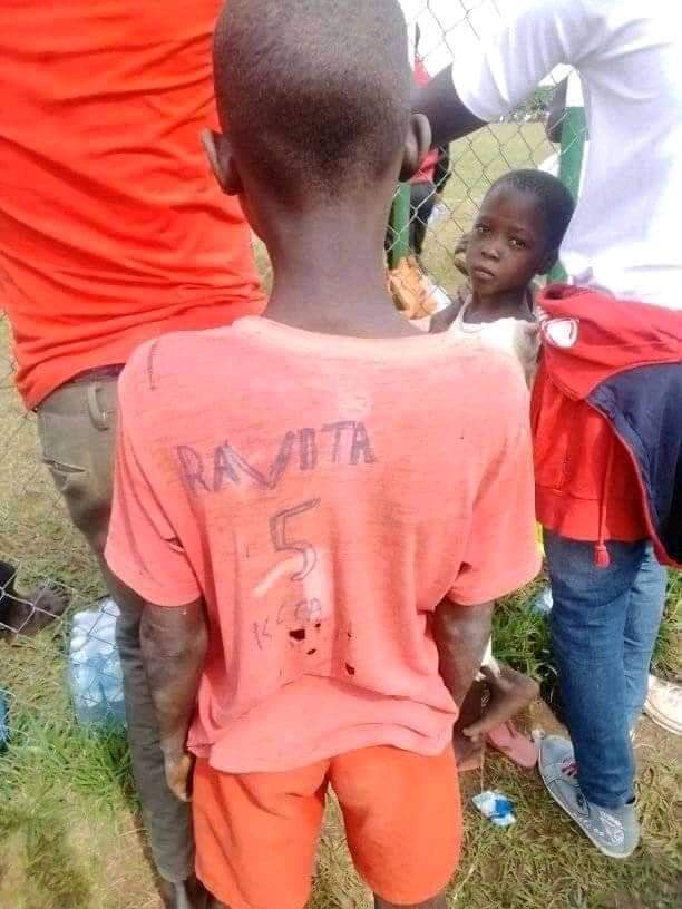OtaiPeter's tweet photo. Please share until it reaches @KCCAFC and @john_revita. This boy is in Arua but see this love.
@magero_moses sure do something this is unmatched love.@UPL @OfficialFUFA @JohnSENTAMU2 @MosesMagogo https://t.co/B4DLLW4CQO