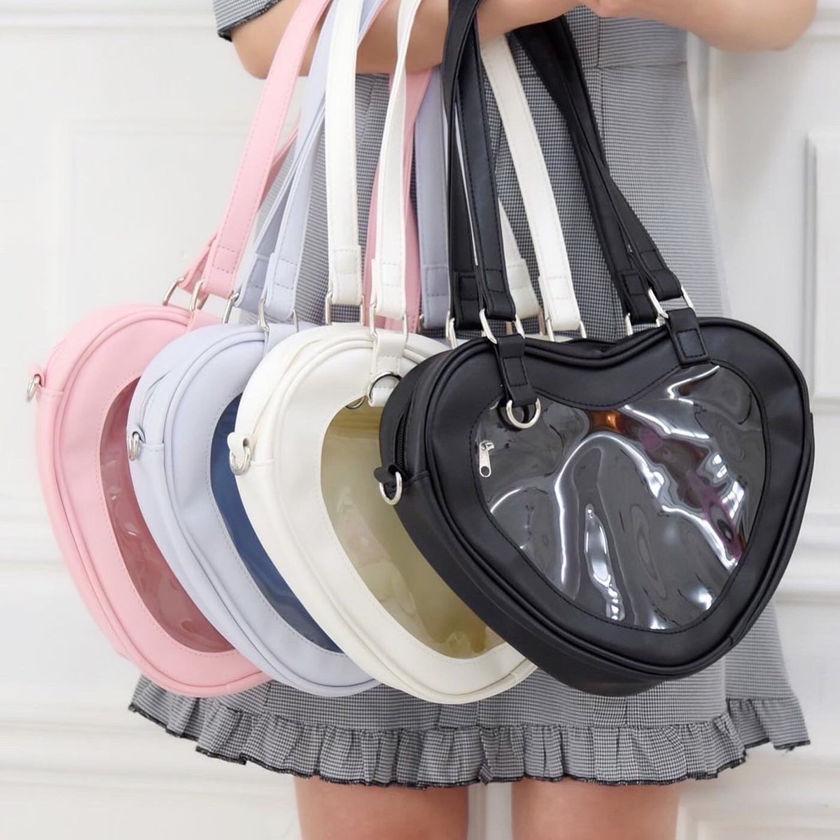 NofallSango's tweet photo. 🎀ハートクリアショルダーバッグ🎀
税込¥𝟻𝟺𝟿𝟿
【商品番号983NJ003】

様々なシーンで使い分けられる
クリアと合皮の2wayタイプ💕
ぜひ、お気に入りのコレクションを入れて
自分好みのアレンジを楽しんでください🥺✨
sango仙台店/ZOZOTOWNにて
販売中💒 https://t.co/2xADmh2pvz
