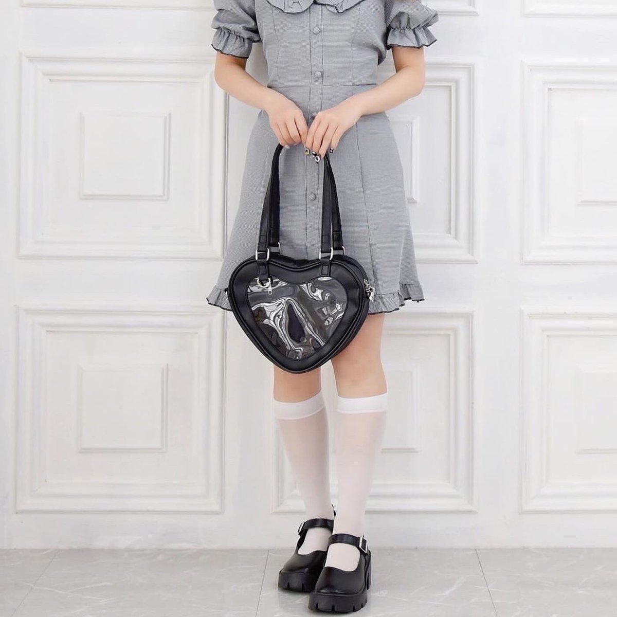 NofallSango's tweet photo. 🎀ハートクリアショルダーバッグ🎀
税込¥𝟻𝟺𝟿𝟿
【商品番号983NJ003】

様々なシーンで使い分けられる
クリアと合皮の2wayタイプ💕
ぜひ、お気に入りのコレクションを入れて
自分好みのアレンジを楽しんでください🥺✨
sango仙台店/ZOZOTOWNにて
販売中💒 https://t.co/2xADmh2pvz