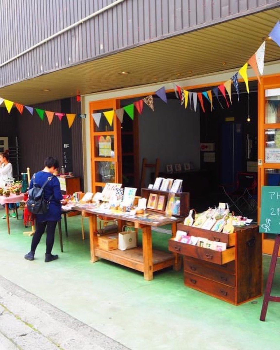 ngmn_alikick's tweet photo. 善光寺門前の新小路通りで、クラフト/古道具/古家具マーケット『路草市』が開催とのこと。5月3-5日です。写真は何年か前の様子。これぞ平和。行こう。
#長野市 #善光寺 https://t.co/adgEqGwRkS