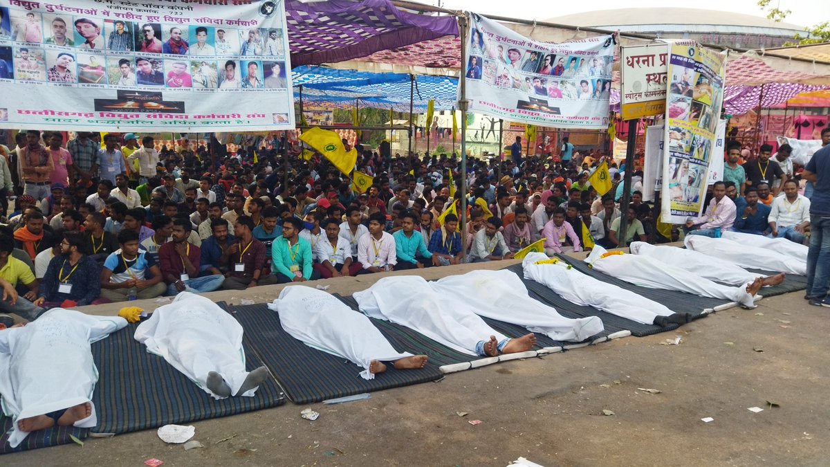 इतिहास लिखा जायेगा कि छग के 2500 संविदा बिजली कर्मचारियों के नियमितिकरण धरना प्रदर्शन से सरकार को आपातकाल लागू करके,झुकना पड़ा
<a href="/bhupeshbaghel/">Bhupesh Baghel</a> <a href="/VIVEKBH20034052/">VIVEK BHAGAT(अध्यक्ष)</a> <a href="/drramansingh/">Dr Raman Singh</a> <a href="/RajeshMunat/">Rajesh munat</a> <a href="/IBC24News/">IBC24 News</a> <a href="/BJYMCGState/">BJYM Chhattisgarh</a> <a href="/India_NHRC/">NHRC India</a> <a href="/News24_MPCG/">News24 MP-CG</a> @BhimArmy4Srg <a href="/gyanendrat1/">Gyanendra Tiwari (Vistaar News)</a> <a href="/PMOIndia/">PMO India</a>
न्याय दो