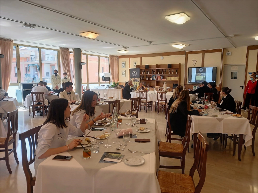 terremoscatello's tweet photo. Nei giorni scorsi presentazione della Rete di Imprese Terre del Moscatello agli studenti dell'Alberghiero “Giancardi-Galilei-Aicardi" di Alassio. 

#alassio #alberghiero #scuole #psr #moscatelloditaggia #taggia https://t.co/FnncIP5qT2