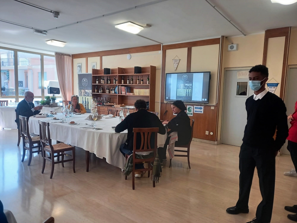 terremoscatello's tweet photo. Nei giorni scorsi presentazione della Rete di Imprese Terre del Moscatello agli studenti dell'Alberghiero “Giancardi-Galilei-Aicardi" di Alassio. 

#alassio #alberghiero #scuole #psr #moscatelloditaggia #taggia https://t.co/FnncIP5qT2