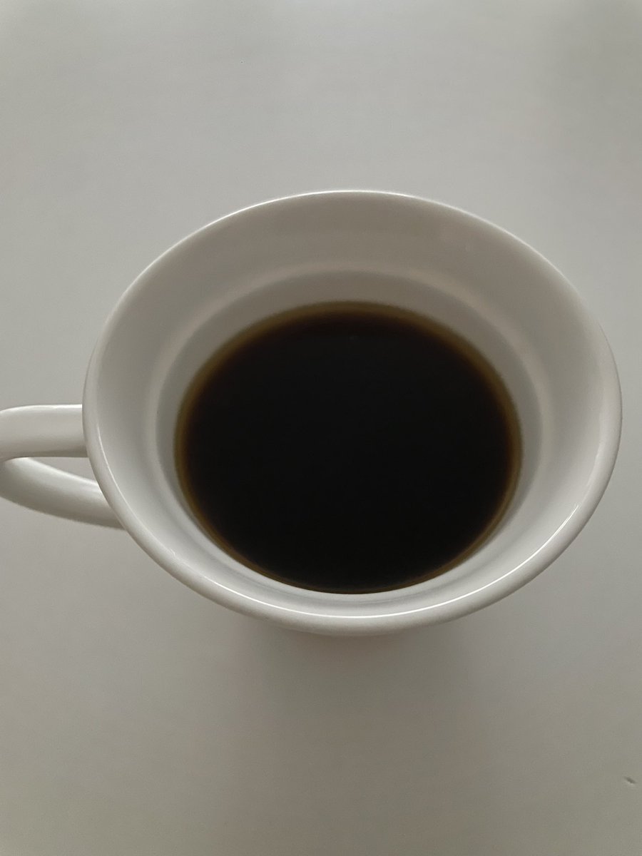 Matronome1's tweet image. Fin de l’intérim, retour aux affaires
Noir c’est noir, sans sucre, toujours
Café sans formes pour aujourd’hui 
Mais elles vont vite revenir 
Comme le soleil on espère 
Bonne journée les lapins 😘
#cafetime