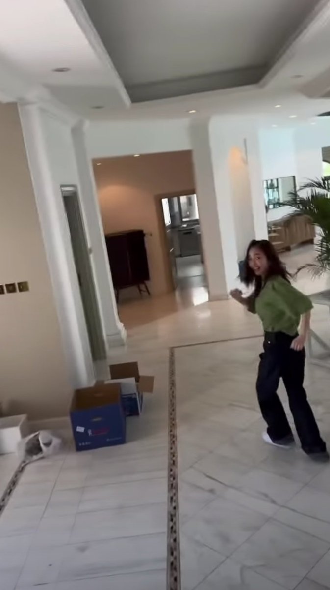 [<a href="/krungy21/">Sandara Park</a> IG Reels]
🔗: instagram.com/reel/CdC1EKrpo…

Please watch it on her IG page! 😂😂😂😂

#SandaraPark #산다라박 #DARA #다라