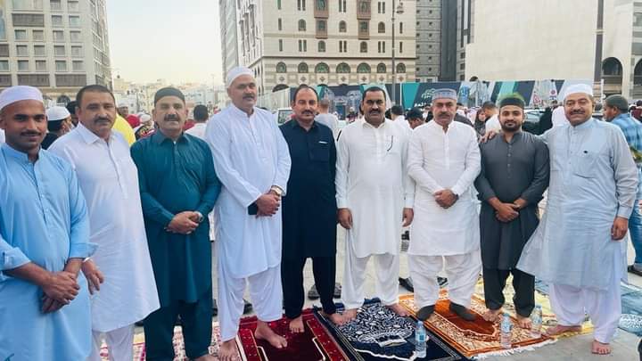 تمام اہل اسلام  اور بالخصوص حلقہ NA183 کے دوستوں  کو دل کی اتھاہ گہرائیوں سے عید الفطر کی خوشیاں مبارک ہوں..
اللہ پاک آپ کو ہمیشہ خوش اور مسکراتا رکھے.،،
<a href="/CMShehbaz/">Shehbaz Sharif</a> <a href="/HamzaSS/">Hamza Shahbaz Sharif</a> <a href="/Atifrauf79/">Atif Rauf</a> <a href="/SKhaqanAbbasi/">Shahid Khaqan Abbasi</a> 
<a href="/betterpakistan/">Ahsan Iqbal</a> <a href="/akleghari/">Awais Leghari</a> @FKLeghariDGk 
#NA183 #PP277 #PP278