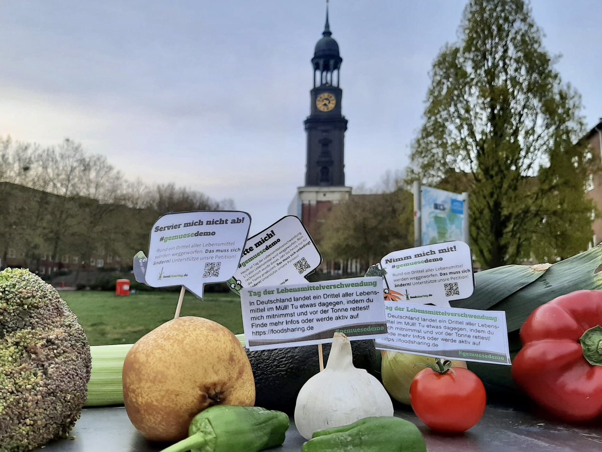 #GemueseDemo in Hamburg - denn heute ist #TagderLebensmittelverschwendung!
Hier geht's zur Petition der Deutschen Umwelthilfe und Foodsharing gegen Tier- und (Vor-)Ernteverluste auf den Äckern und in den Ställen: change.org/p/lebensmittel…