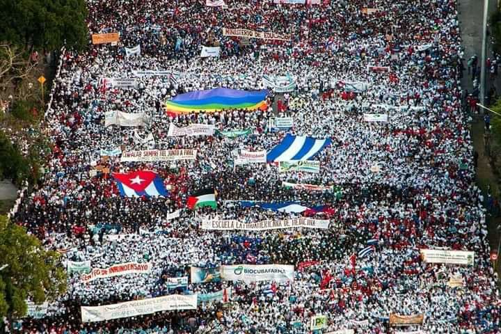 Qué clase de pueblo tenemos!
#Cuba es su pueblo, el que trabaja, como nos dijo Fidel, para hoy y para mañana, para esta generación y para las venideras, porque «hay que sentar sobre bases firmes el futuro grandioso de la Patria». Por ese pueblo heroico tenemos que darlo todo.