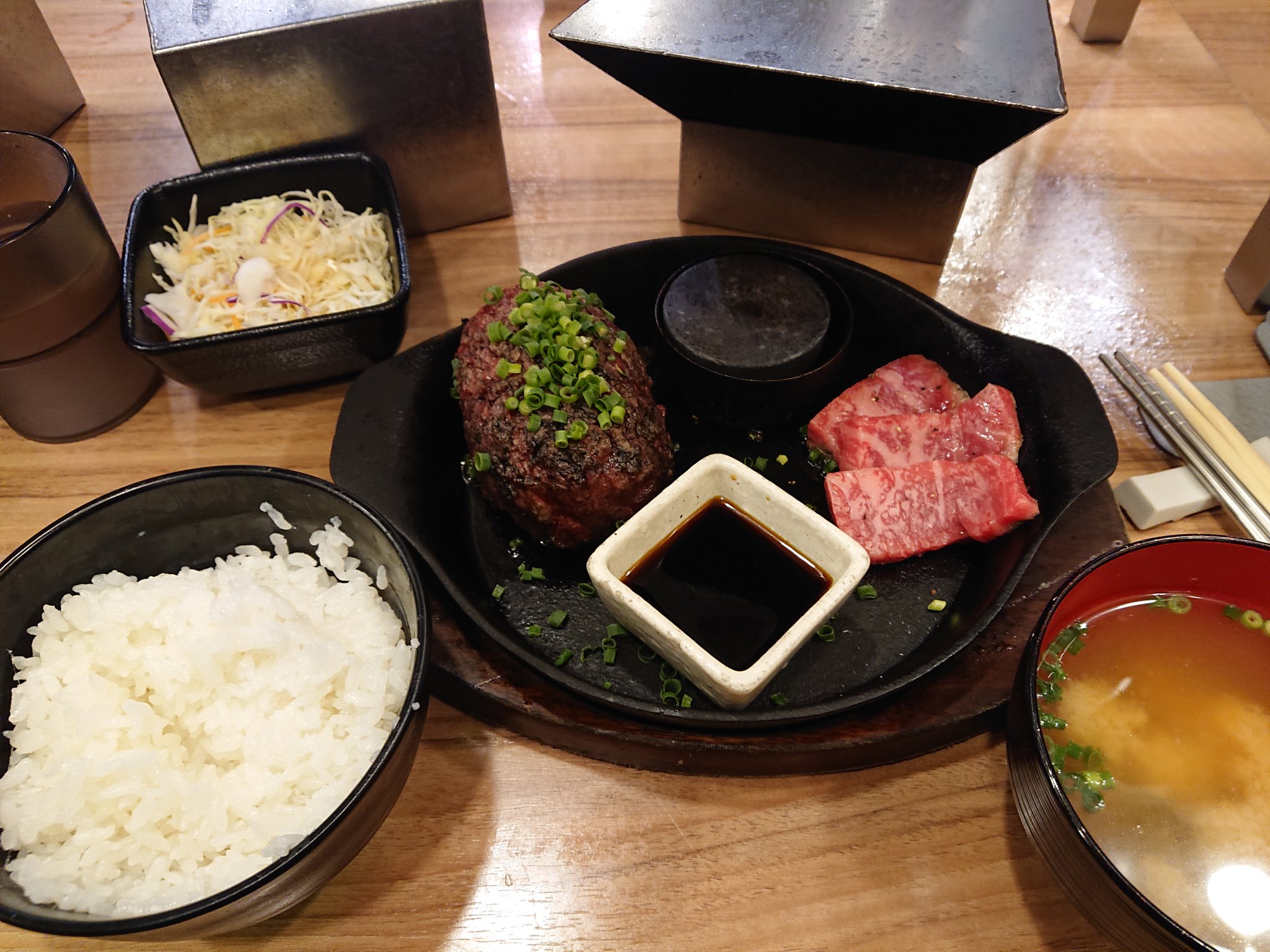 Sai 607 今宵の博多 はもつ鍋リベンジ でいつもの空天 笑楽 へと思っていたが 10年以上前から気になっていたいつも行列のお店 極みや さんへ ハンバーグ Amp 伊万里牛 Amp セット ペレットで自分で仕上げるスタイル うんま ここはリピ確定 Sai 607 今宵の博多 はもつ鍋リベンジ でいつもの空天 笑楽 へと思っていたが 10年以上前から気になっていたいつも行列のお店 極みや さんへ ハンバーグ Amp 伊万里牛 Amp セット ペレットで自分で仕上げるスタイル うんま ここはリピ確定