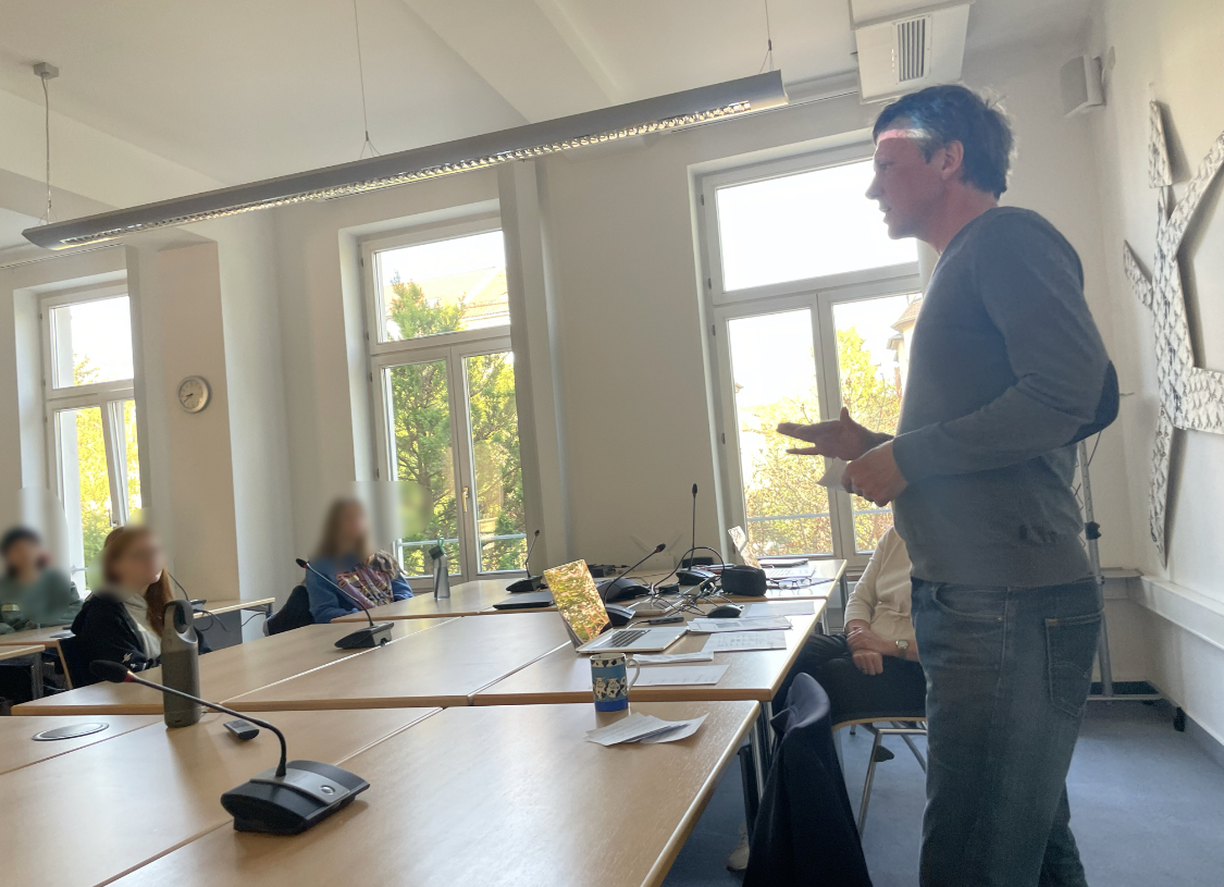 fasco's tweet photo. Heute startet ein Wochen-Projekt in der TLM mit Funke: Erfurter Schüler ergänzen Orte der Stadt Erfurt virtuell mit Geschichten von Geschehnissen und Zeitzeugen rund um die friedl. Revolution 89/90. Alles digital! Seien Sie gespannt. Welt"uraufführung":Tag der Dt. Einheit https://t.co/MhHFB6uppY