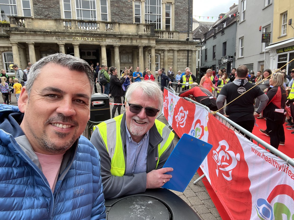djmarcgriffiths's tweet photo. Good to catch up with @rlloydpr #Rasymaer #Caerfyrddin #TopCommentary 🎤🔈🏃‍♀️🏃‍♂️ https://t.co/XeKNQjqzCO