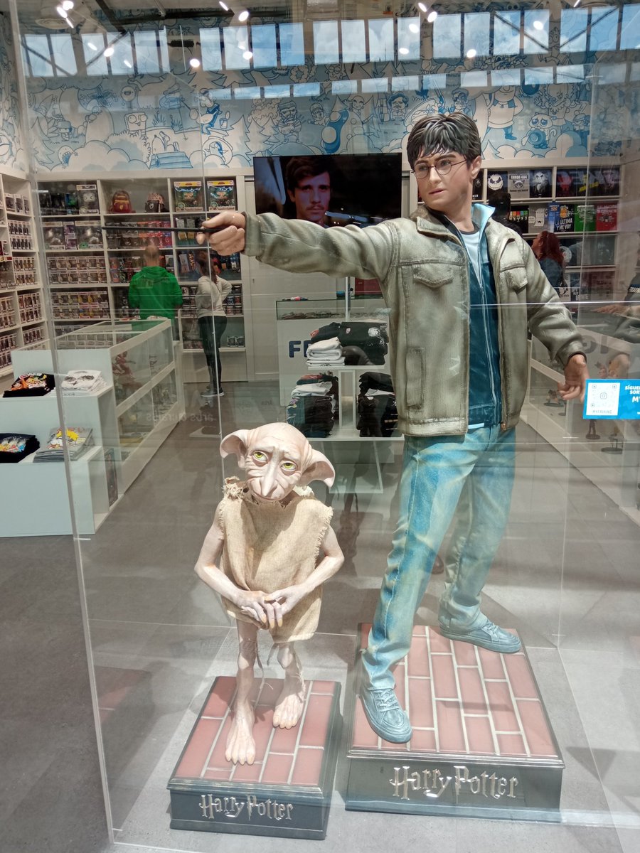 MemoryCardUCA's tweet photo. En la tienda #Friking de @cclagohsevilla han puesto una etatua realista de #HarryPotter y su querido amigo elfo doméstico. ¡Una pasada!
¡Wingardium Leviosaaa...!
@WarnerBrosSpain
@WBPictures_Mx
@Harry_Potter_TM
@BlogHogwarts
@pottermorefans
@HarryPotterES_ https://t.co/XmEhdt8qT4