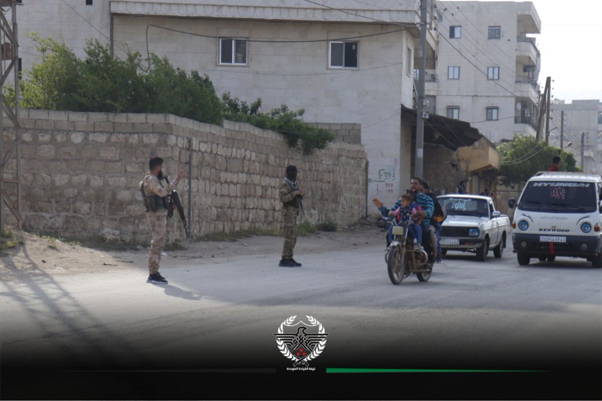 UniLeadership's tweet photo. #غرفة_القيادة_الموحدة
#عزم

انتشار قوّات غرفة القيادة الموحدة-عزم على الطرق الرئيسية والحواجز خلال أيام عيد الفطر المبارك لضبط الأمن وحماية الأهالي في مدينة عفرين بريف حلب الشمالي. https://t.co/PEosDYKldX