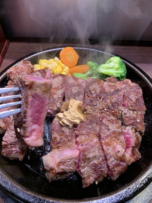 肉喰の儀式を執り行っている 