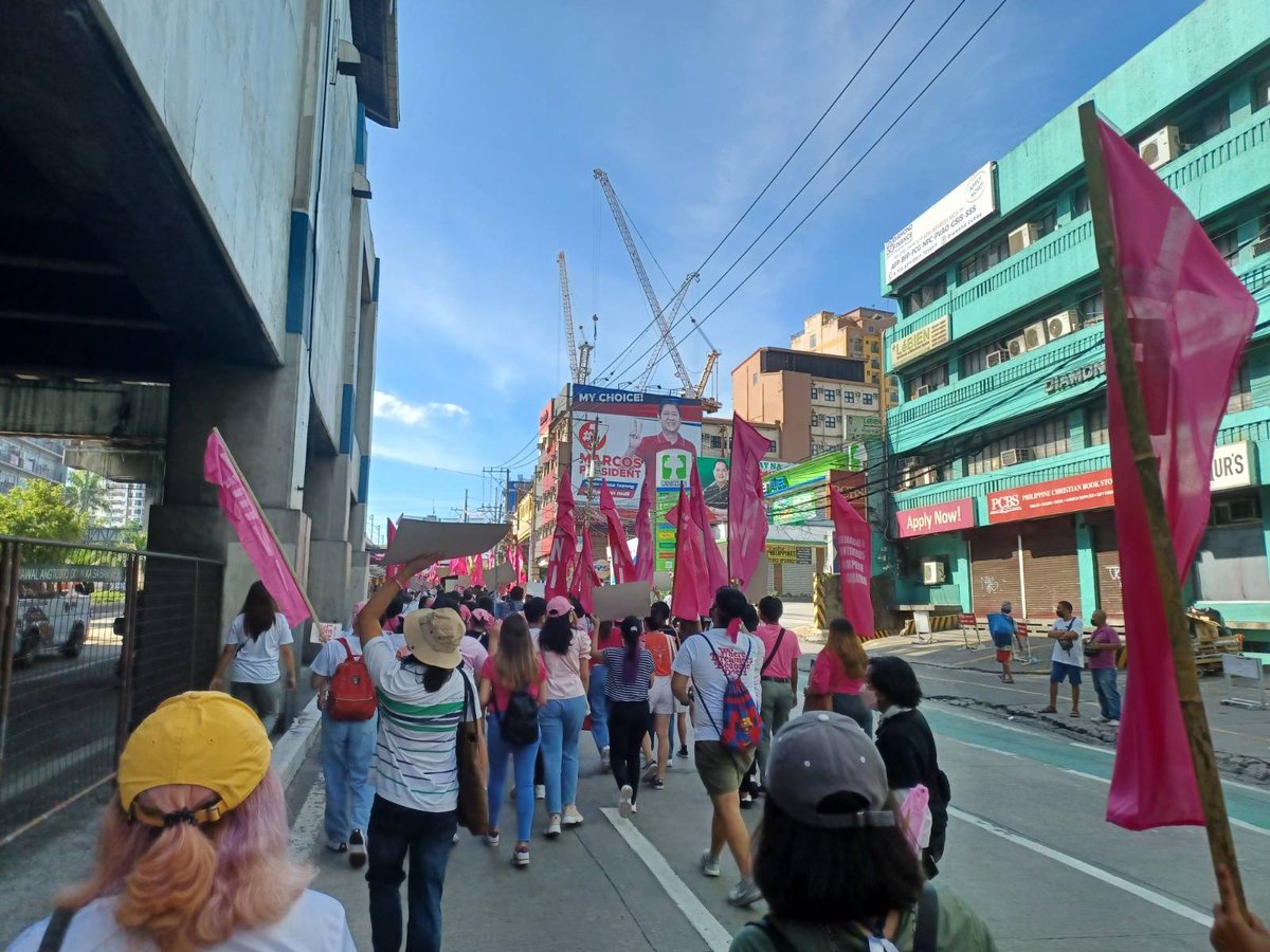 ABKatipunan's tweet photo. ICYMI: Members of Anakbayan Katipunan participated yesterday in this year's Mayo Uno at Araneta Coliseum

SAHOD ITAAS! PRESYO IBABA!
MANGGAGAWANG KONTRAKTWAL GAWING REGULAR!
URING MANGGAGAWA HUKBONG MAPAGPALAYA!

#MayoUno2022 
#NoToMarcosDuterte2022 https://t.co/6DZ8LV16RY