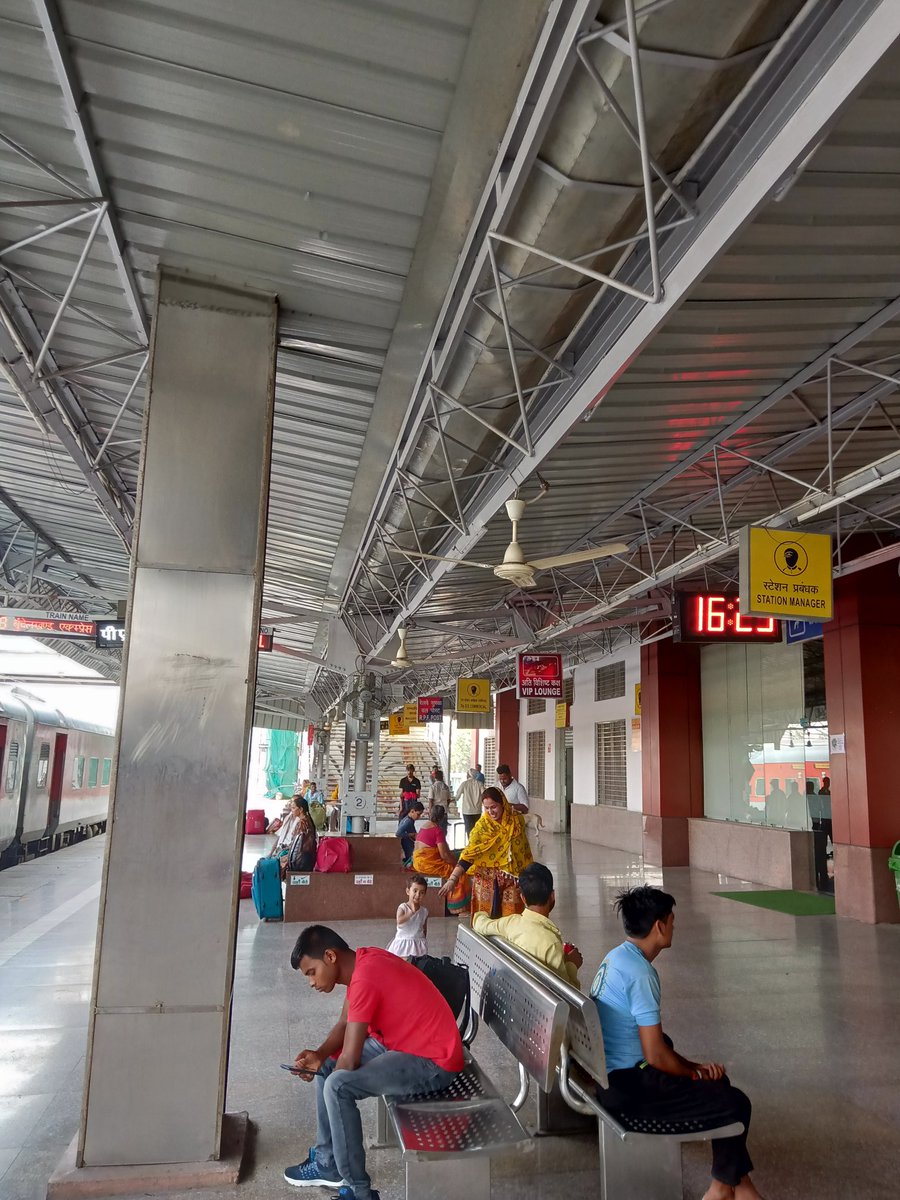 BeingChatterji's tweet photo. It's almost 40+ in Varanasi and the fans in Banaras station aren't operative. Please switch it on. The passengers including me are getting restless in this weather. @RailMinIndia @indianrailway__ @AshwiniVaishnaw @RailwaySeva https://t.co/M5gnrF6cZM