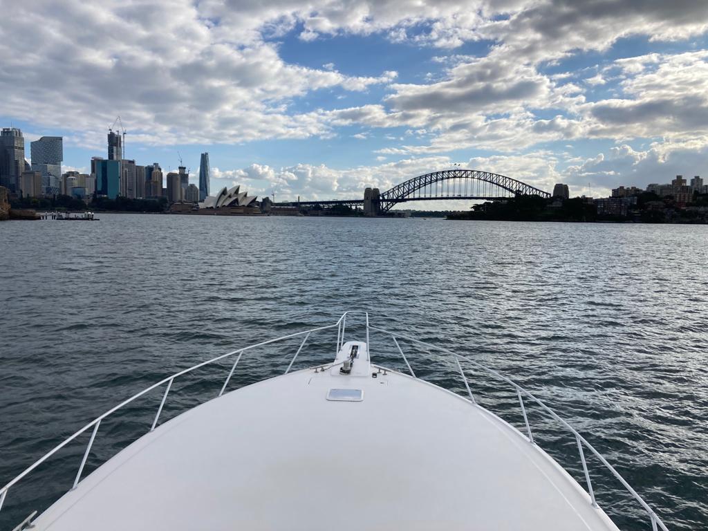 VEEM_Ltd's tweet photo. No introduction necessary - the Sydney Harbour Bridge is a giveaway as to where our Powerplay demonstration vessel is now! 

#veemgyros #gyros #gyrostabilizer #marineindustry #yachtingindustry #superyachtindustry #manufacturing #sydney #sydneyharbourbridge https://t.co/rZdSe1R43L