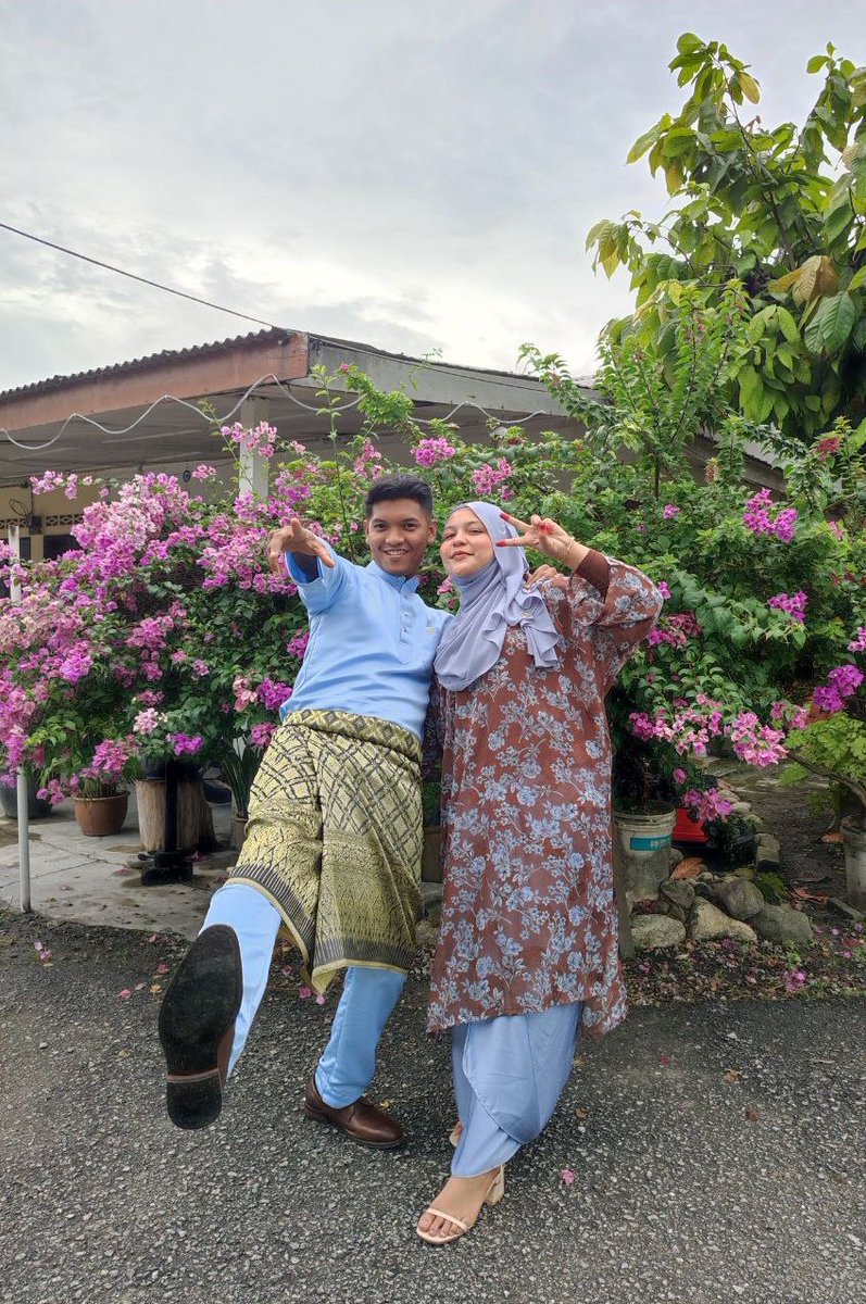 HelmiSharif's tweet image. selamat hari raya dari saya, isteri dan anak kembar kami 😍 #teambabyblue
