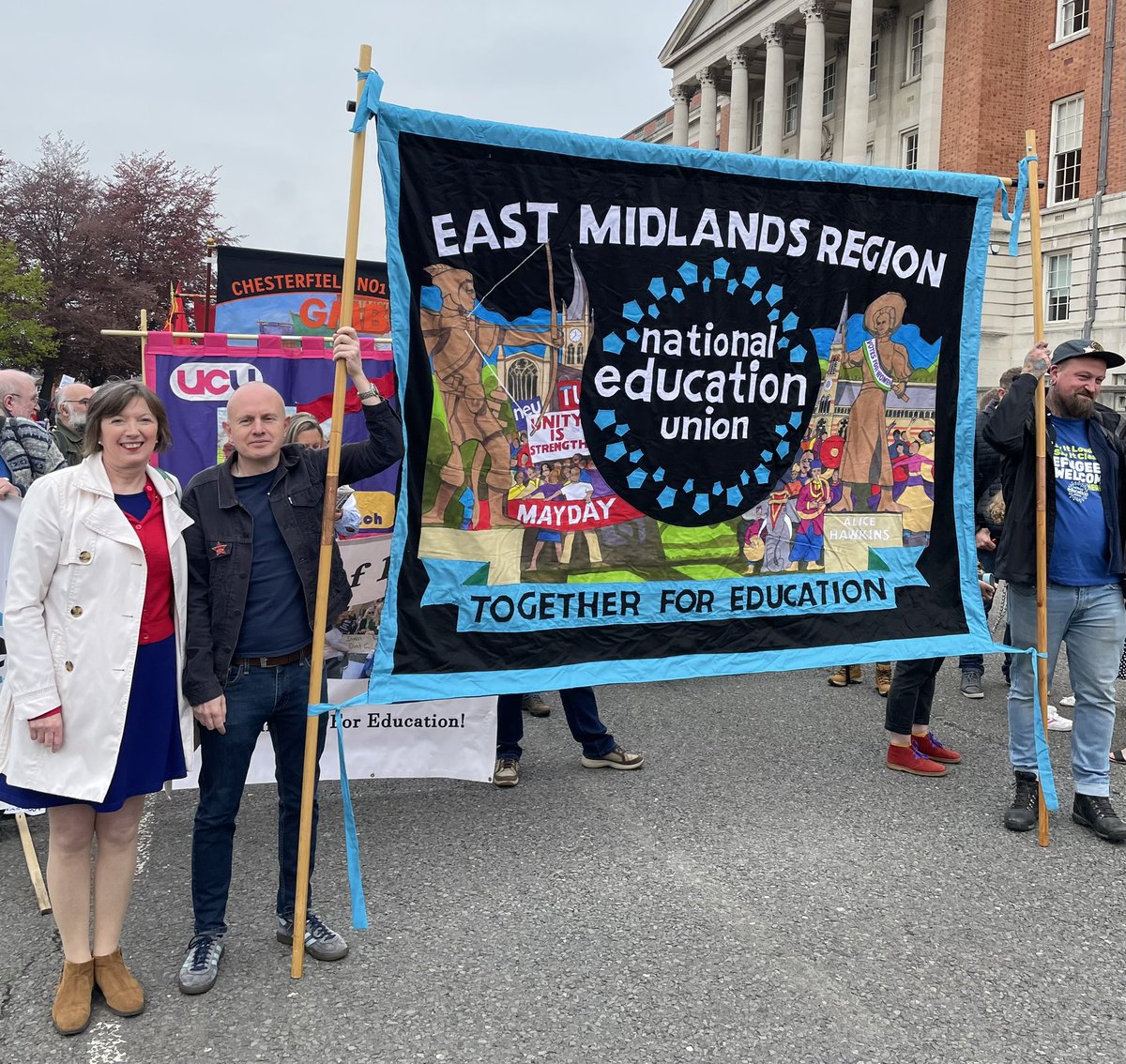 It’s great to be back at #Chesterfield #MayDay in person. Lovely weather and great to catch up with union  comrades. It’s always a special day! Thanks to @The_TUC General Sec @FrancesOGrady for coming over to admire our banner #Solidarity #NEU #IWD22