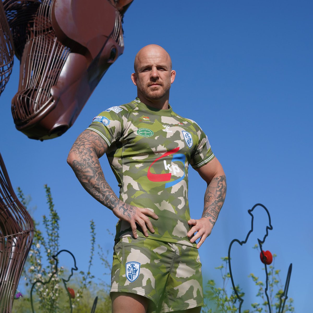 FevRoversRLFC's tweet photo. 🪖 𝙎𝘼𝙇𝙐𝙏𝙀 𝙏𝙊 𝙎𝙀𝙍𝙑𝙄𝘾𝙀 

Introducing our brand new 2022 Summer Bash Jersey which pays tribute to our servicemen and women. 

🛒 Now available to pre-order with money from every purchase being donated to Help for Heroes: https://t.co/weEIGmaRfV

#UTR | #BlueWall https://t.co/D1hNGojf7I