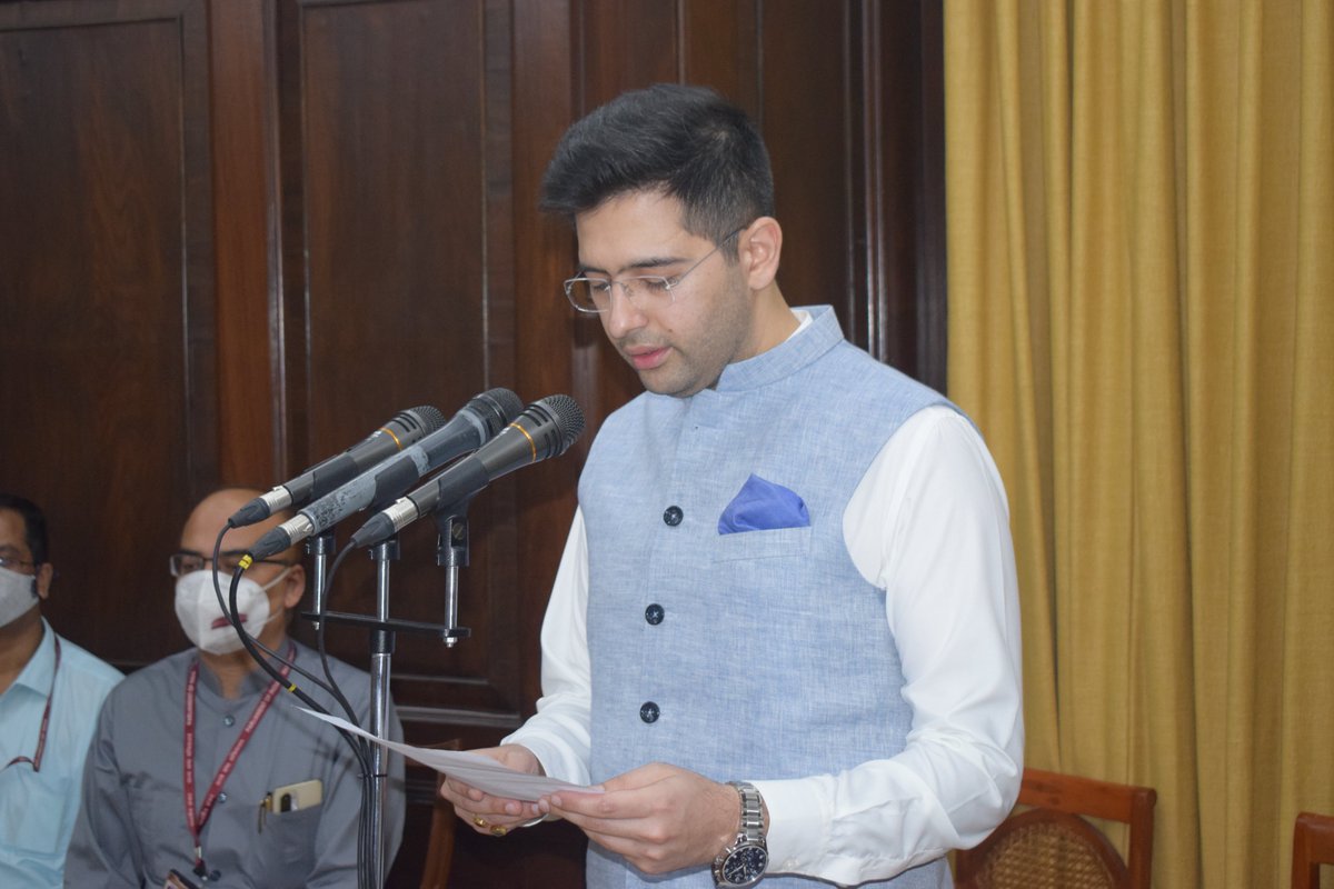 AamAadmiParty's tweet photo. AAP's newly-elected Rajya Sabha members take oath!

1⃣ @raghav_chadha 
2⃣ Dr. Ashok Mittal
3⃣ Sanjeev Arora

They will be a strong voice of the people in the Parliament 💪🏼 https://t.co/5ZL92ZZFaJ