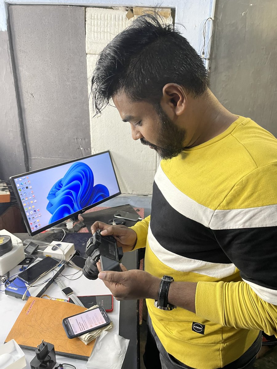 TechFactsRafee's tweet photo. This is a Sudden Surprise..😍
Camera Problem చెప్పగానే, Hyderabad నుండి ఖమ్మం వెళ్లాల్సిన Nazeer @iamtechreporter , Hyderabad నుండి Mancherial వచ్చాడు..What a man 🙏.. &amp;
He suggested few changes, and bought some lights, improvements coming soon.
పాపం గంట కూడా ఉండలేకపోయాడు వేడికి. https://t.co/fxr3VyzKBQ