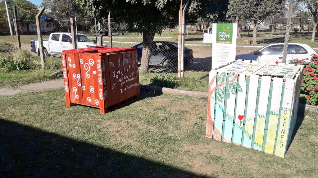 Val_Fabian's tweet image. Dos nuevas #composteras ya funcionan en la #HuertaGrūnbein.
Las mismas fueron realizadas por los chicos del programa #JovenesPorLosJovenes, con el asesoramiento de Jorge Groppa.

Gracias por invitar a la inauguracion al equipo de #HuertasDeLaCiudad🥦🍅🌽.

@Centenojulietam