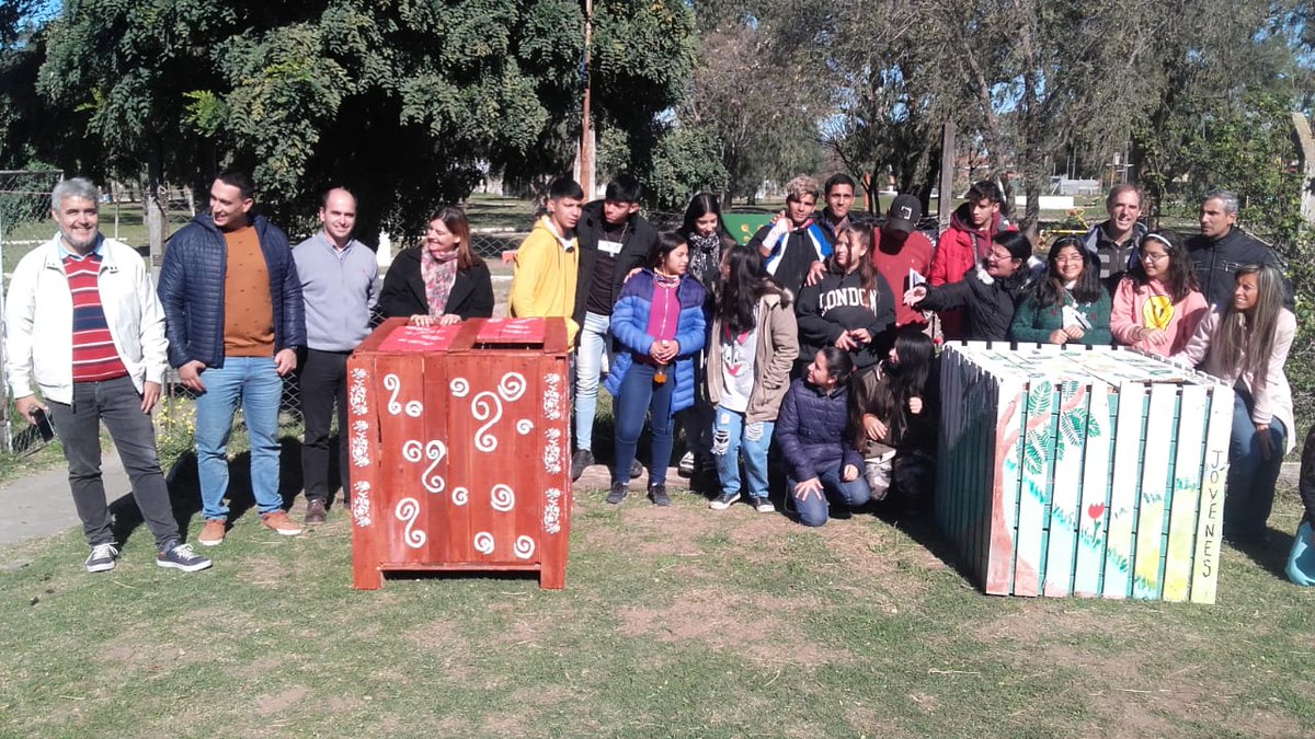 Val_Fabian's tweet image. Dos nuevas #composteras ya funcionan en la #HuertaGrūnbein.
Las mismas fueron realizadas por los chicos del programa #JovenesPorLosJovenes, con el asesoramiento de Jorge Groppa.

Gracias por invitar a la inauguracion al equipo de #HuertasDeLaCiudad🥦🍅🌽.

@Centenojulietam