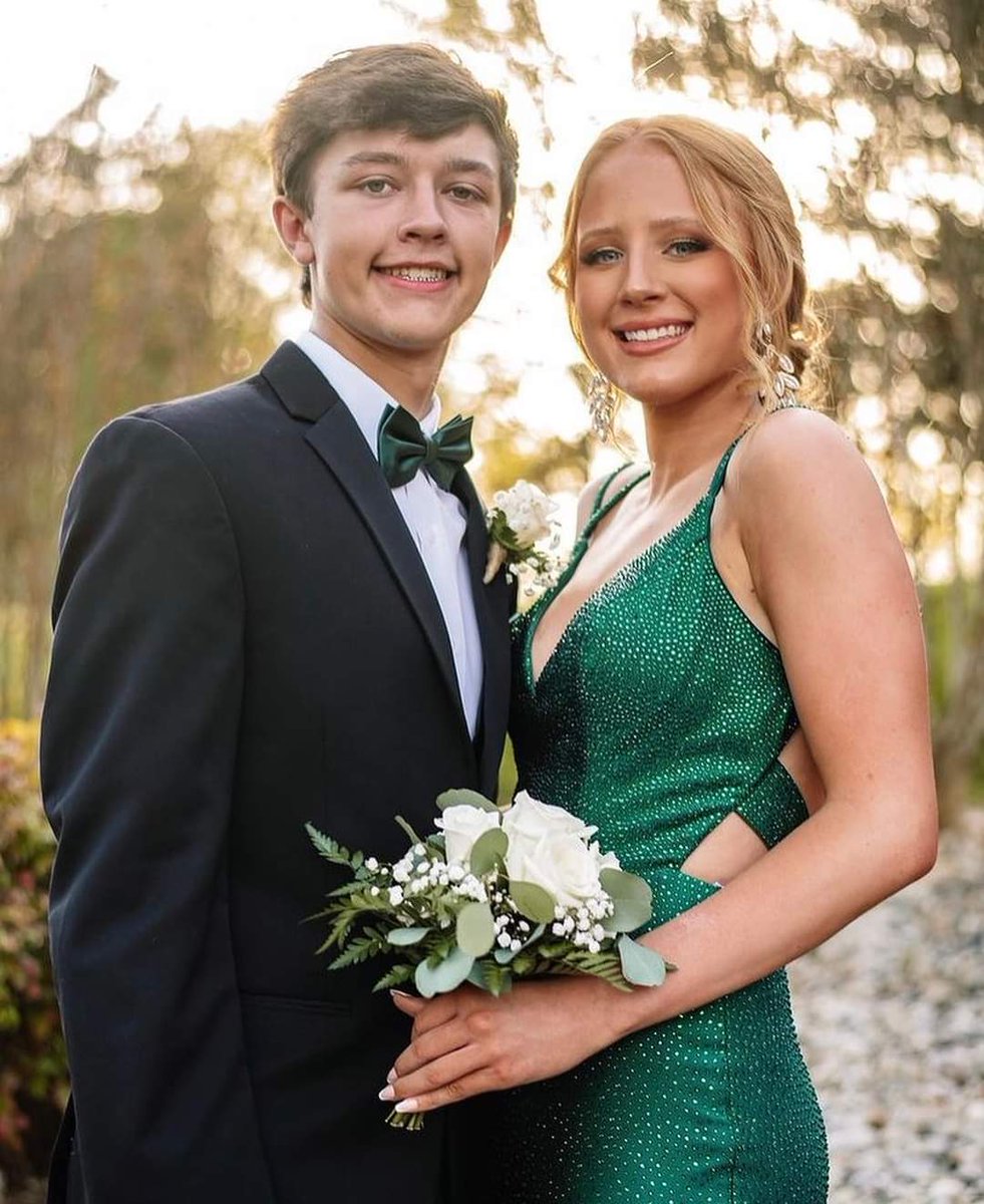 RegissBrideProm's tweet photo. Regiss Ambassador Macy rocking her emerald green Ellie Wilde from Regiss!💚 https://t.co/sOEIUR7D4N